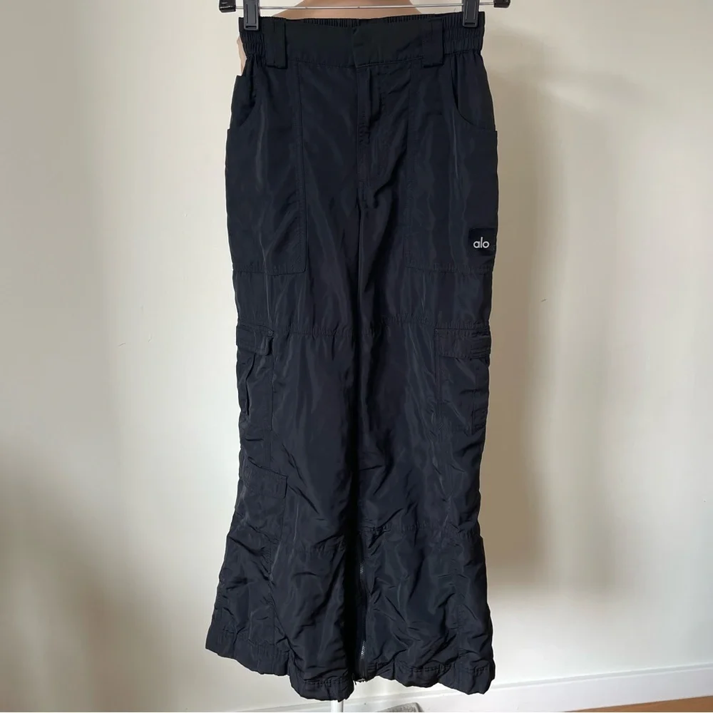 Alo Yoga High-Waist Ski-Moto Black Puffer Cargo Pocket Zipper Hem Pants EUC XXS